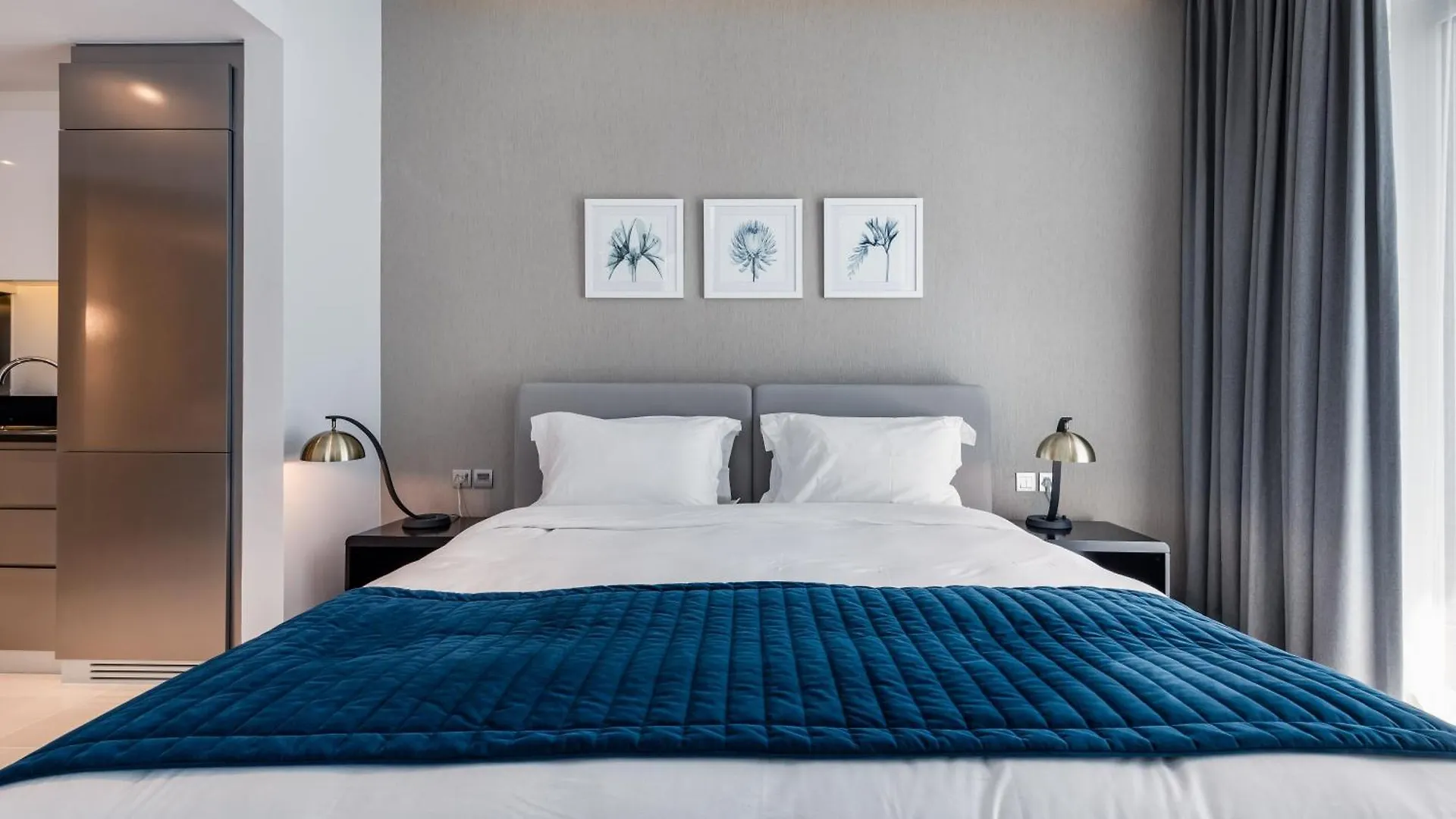 A Living Stylish Studio Apartment With Partial Burj & Canal View At Prive B 1417 Дубай 0*,